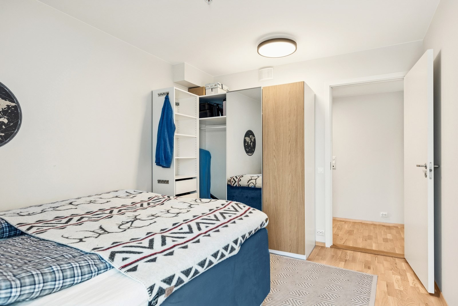 Det er god garderobeplass på hovedsoverommet. Galleribilde