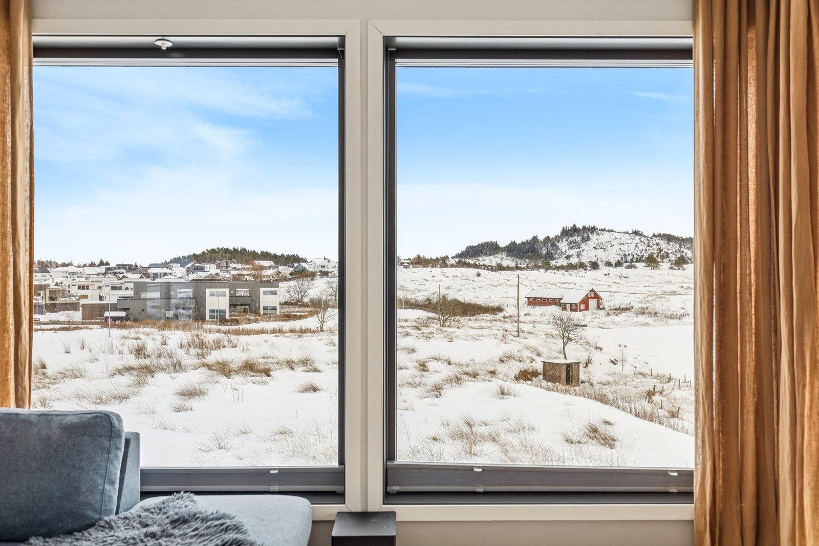Leiligheten ligger i enden av bygget, og har vakker utsikt mot Spannavatnet og landskap. Galleribilde