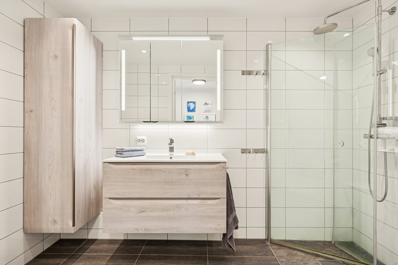 Flott og moderne baderom med fliser på veggene og fliser med varmekabler på gulvet. Galleribilde