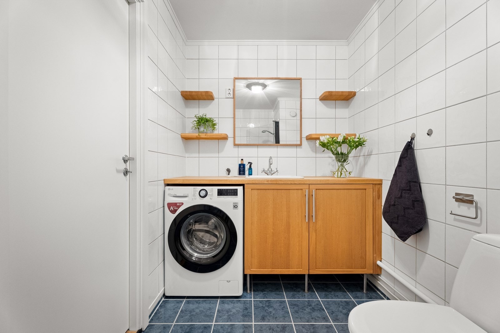 Flislagt bad med behagelig varme i gulvet. Galleribilde