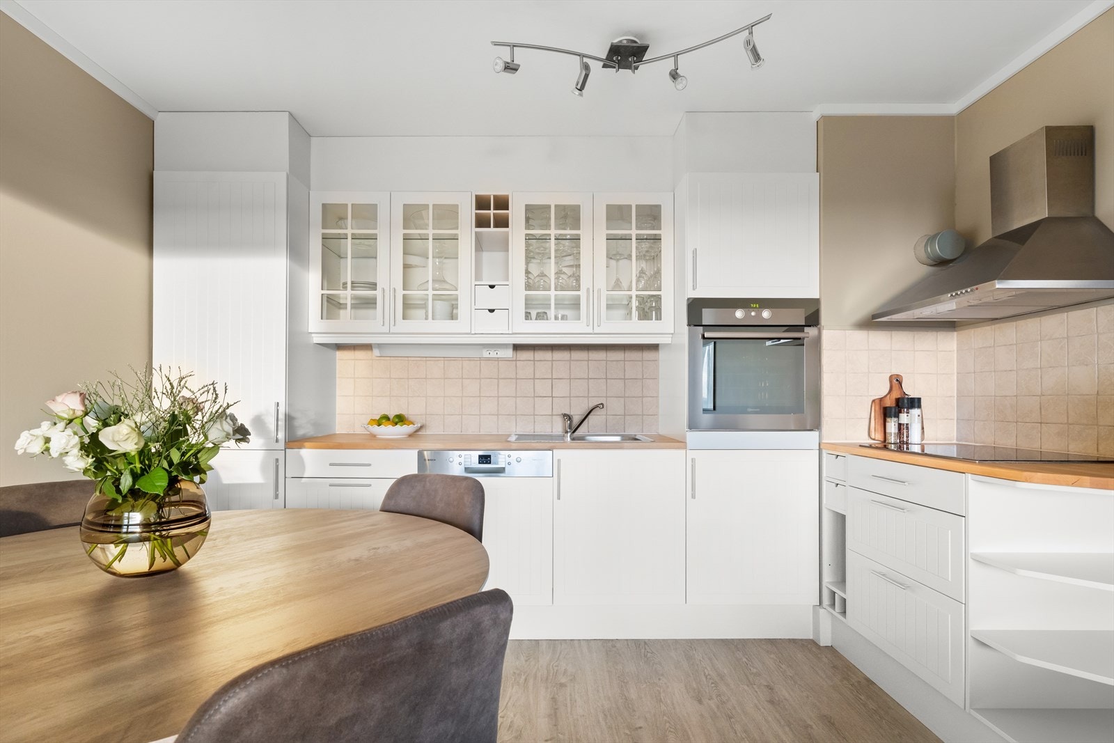 Kjøkkenet har en pen innredning med profilerte fronter og benkeplate i heltre med nedfelt vaskekum. Galleribilde