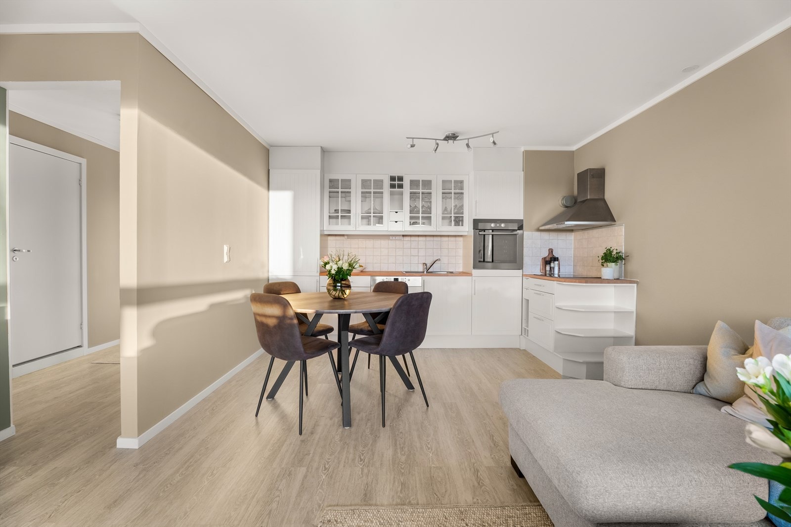 Romslig allrom med plass til både spisegruppe og sofagruppe Galleribilde