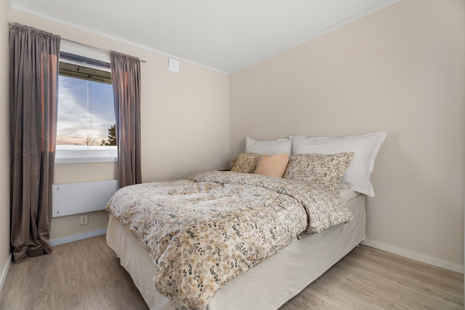 Soverom med plass til dobbeltseng og garderobe Galleribilde