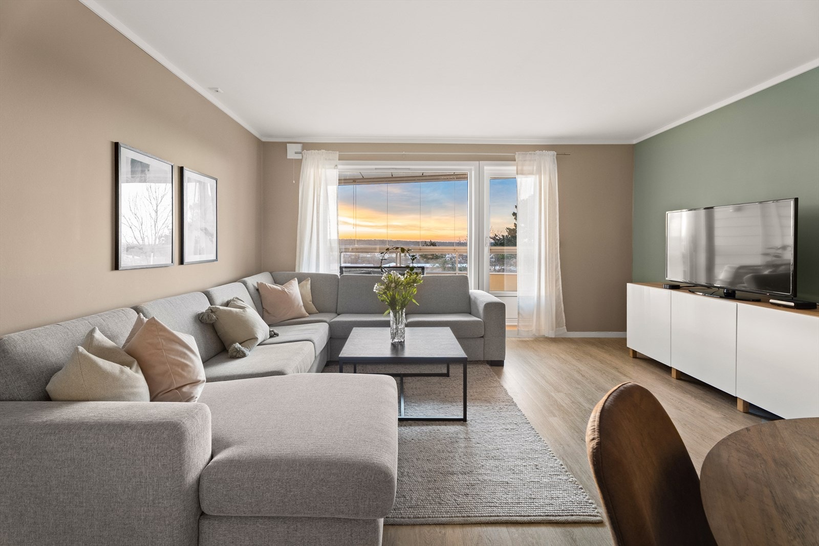 Fra stuen er det utgang til en sydøstvendt, innglasset balkong på 13 m², et herlig rom som byr på flott utsikt og gode muligheter for avslapning. Galleribilde