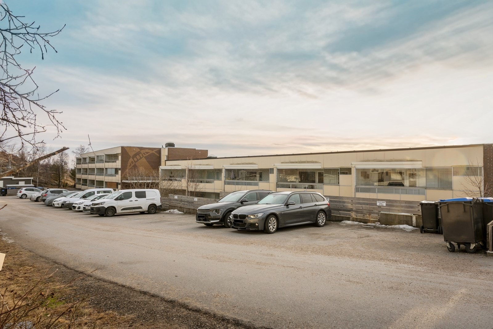 Det medfølger én biloppstillingsplass per andel på felles parkeringsområde. I tillegg disponerer leiligheten en bod på 5 m². Galleribilde