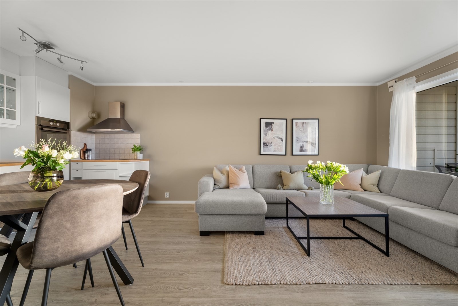 Planløsningen byr på lyse og sosiale oppholdsrom med gode møbleringsmuligheter. Galleribilde