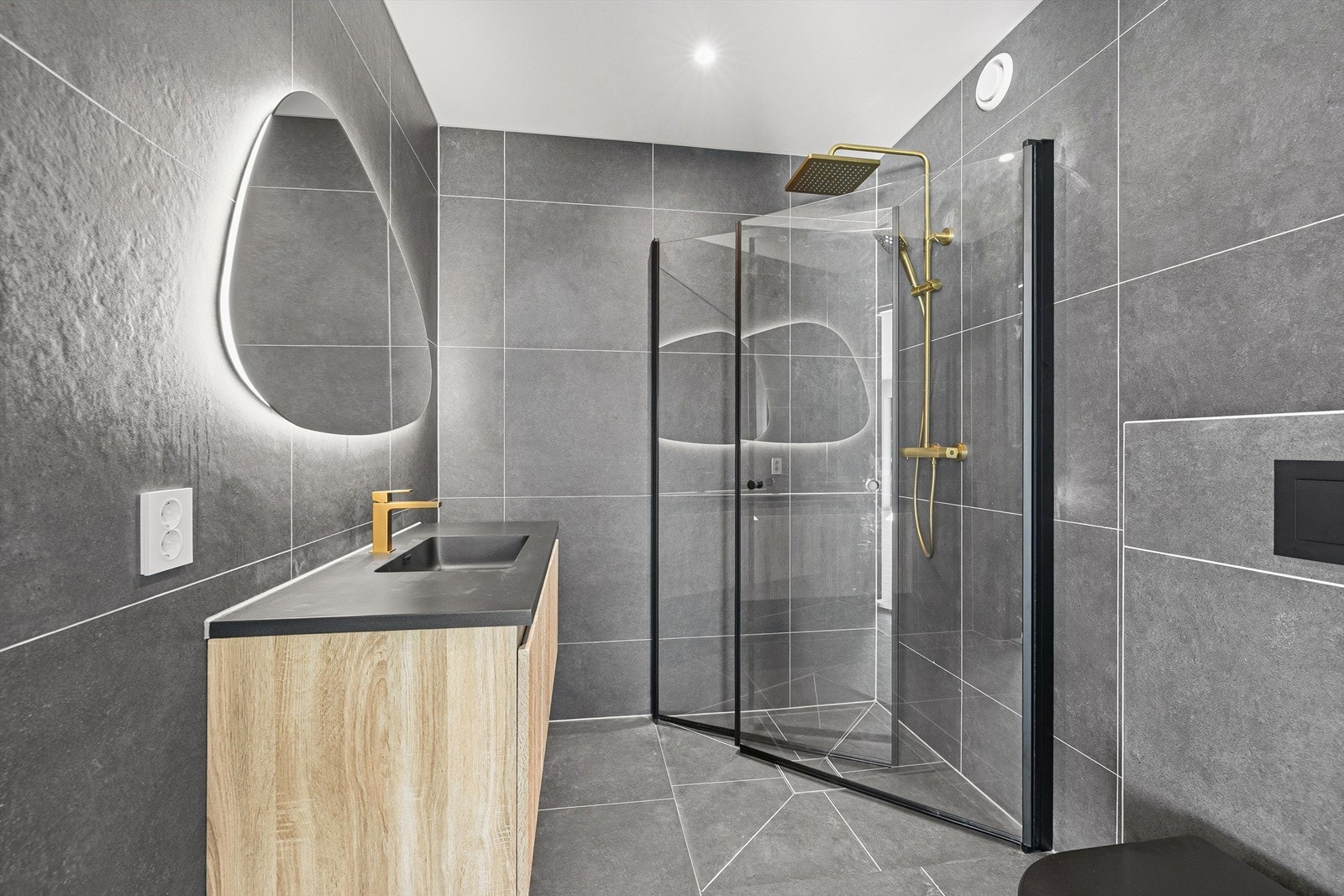 Boligen har 2 flotte, flislagte bad. Galleribilde