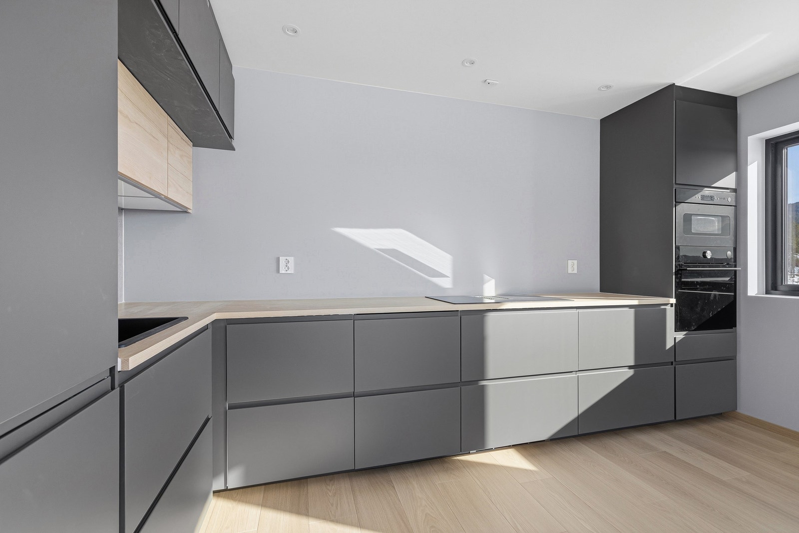 Kjøkkenet har tradisjonell L-form og godt med skap-og skuffeplass samt integrerte hvitevarer. Galleribilde