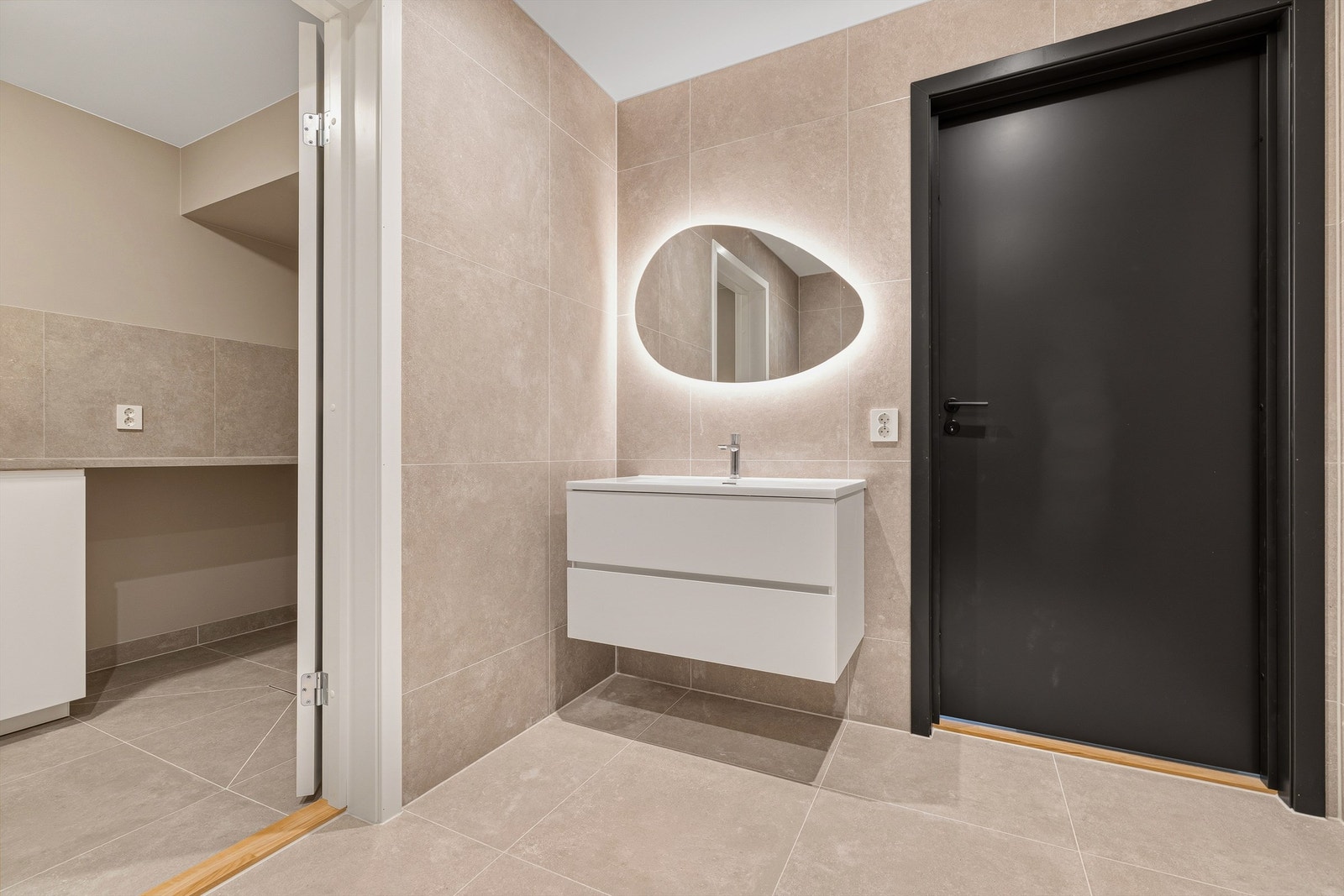 Bad 2 har inngang til vaskerom. Disse ligger i boligens 1.etasje. Galleribilde