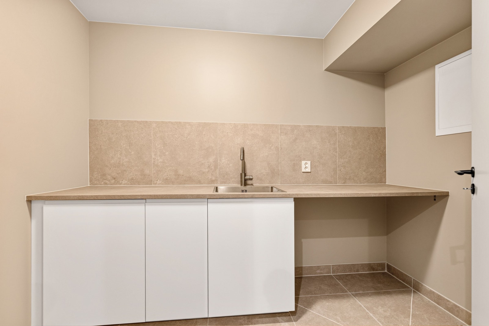 Praktisk vaskerom med gode oppbevaringsmuligheter. Galleribilde