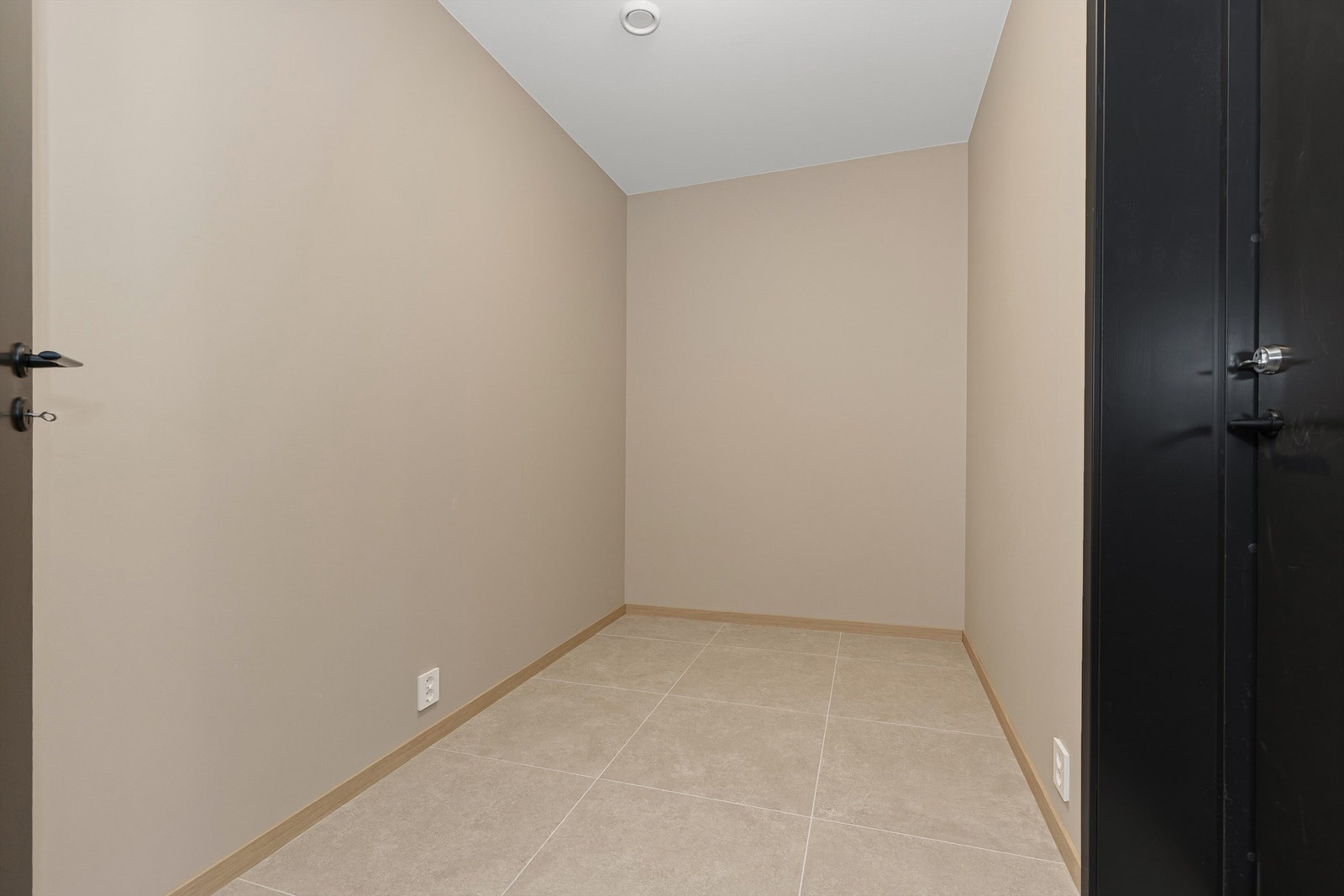 Praktisk bod, med inngang fra carport. Galleribilde