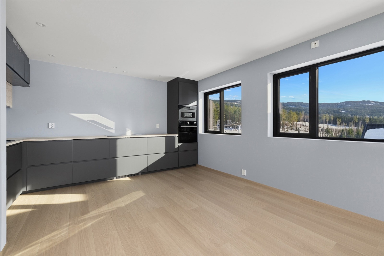 Kjøkkenet har god plass til spisebord og stoler. Galleribilde