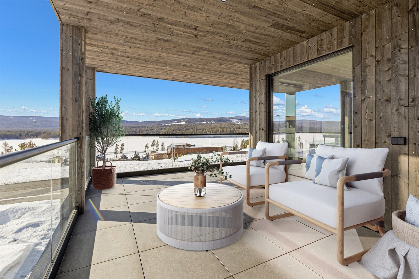 Romslig, sydvestvendt terrasse med flere møbleringsmuligheter. Galleribilde