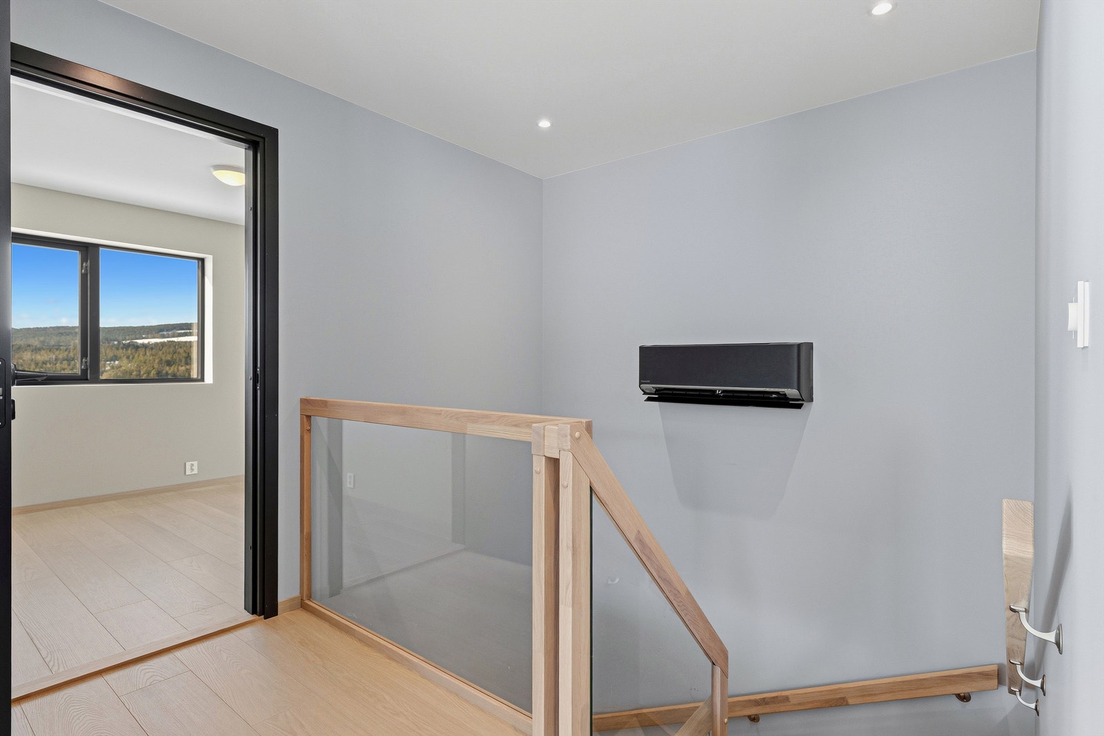 Strategisk plassert, moderne varmepumpe. Galleribilde