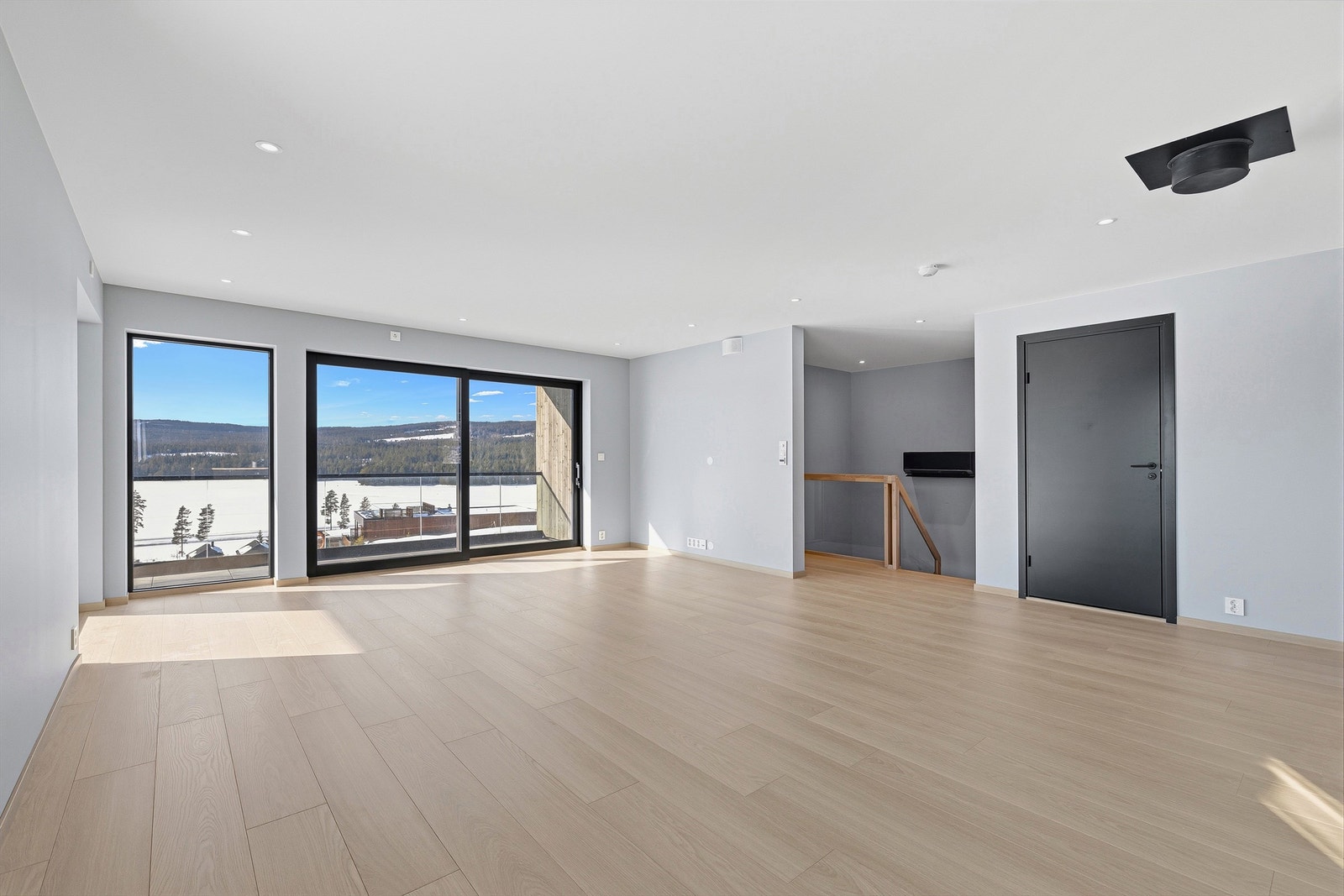 Det er klargjort for stålpipe, med blende-lokk i himling. Galleribilde