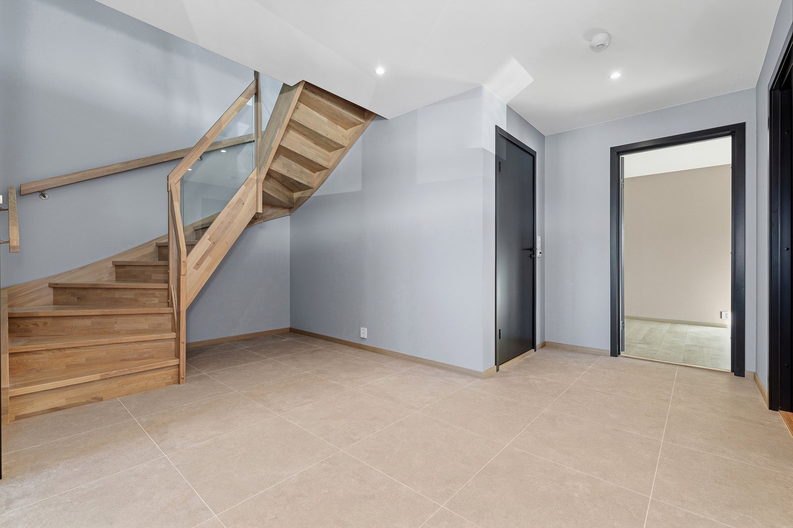 Romslig entre med god lagringsplass under trapp. Galleribilde