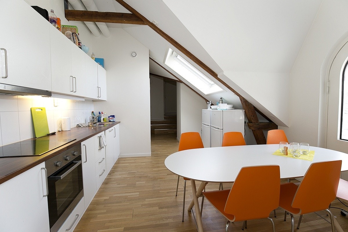 Fellesareal. Sofa og TV krok utenfor bildekant Galleribilde