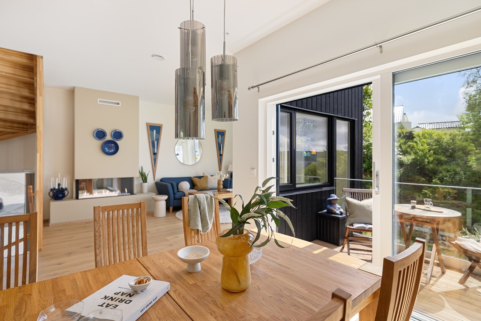 Fra stuen er det utgang til altan. En skyvedør som "forlenger" stuen på fine dager. Galleribilde