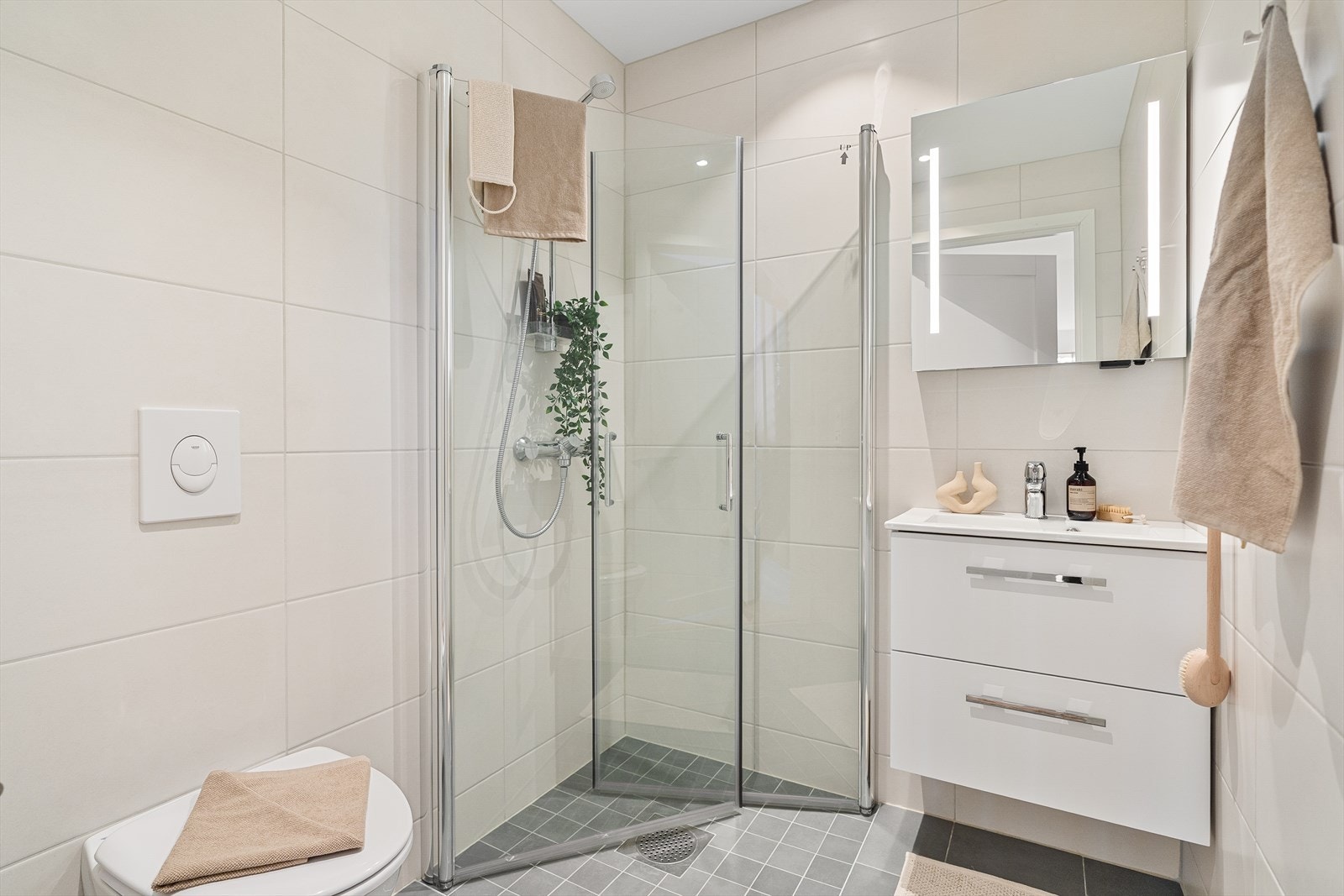 Badet i 2 etg. har også dusj, wc og vask i møbel. Galleribilde