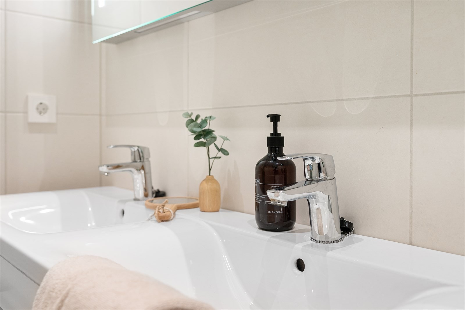 Dobbel vask i møbel. Galleribilde