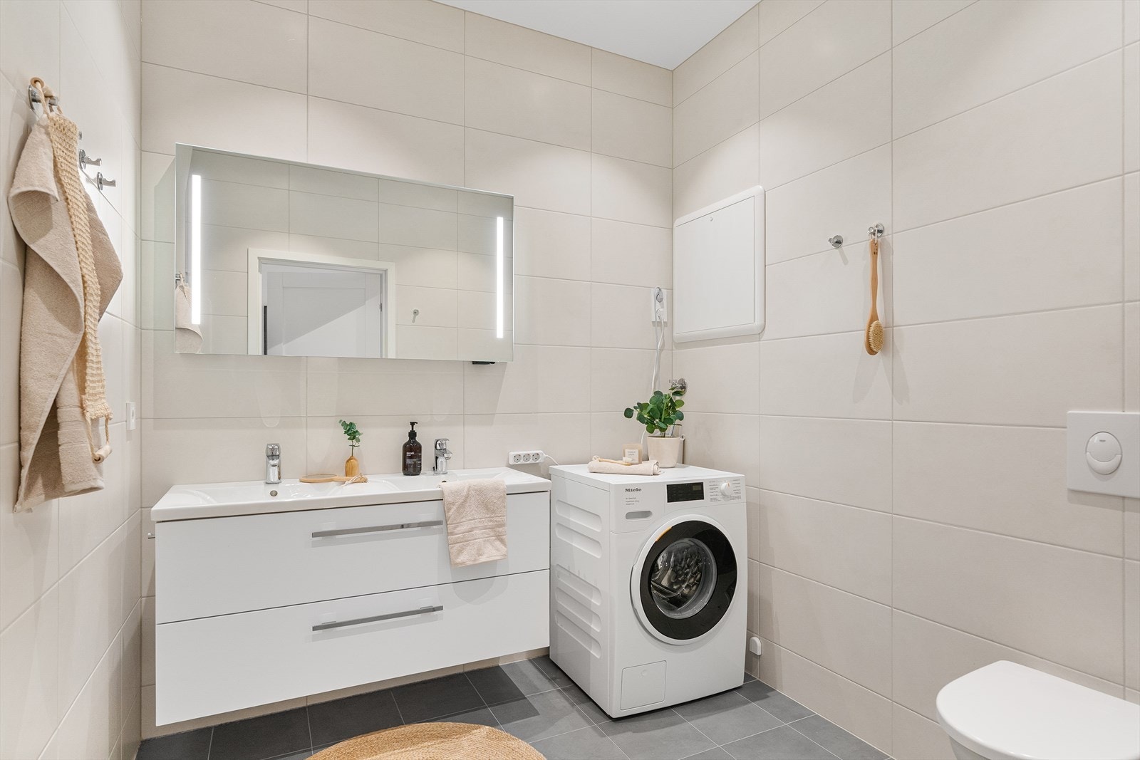 Lyse innbydende fliser. Her er god plass. Galleribilde