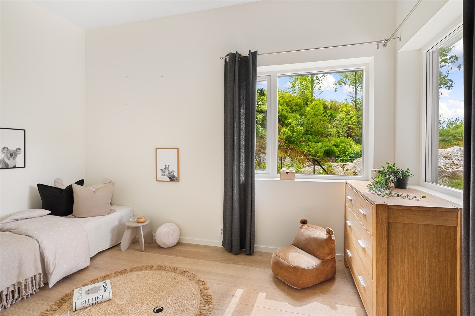 Et flott soverom/barnerom med plass til både seng og event. en skrivepult. Galleribilde