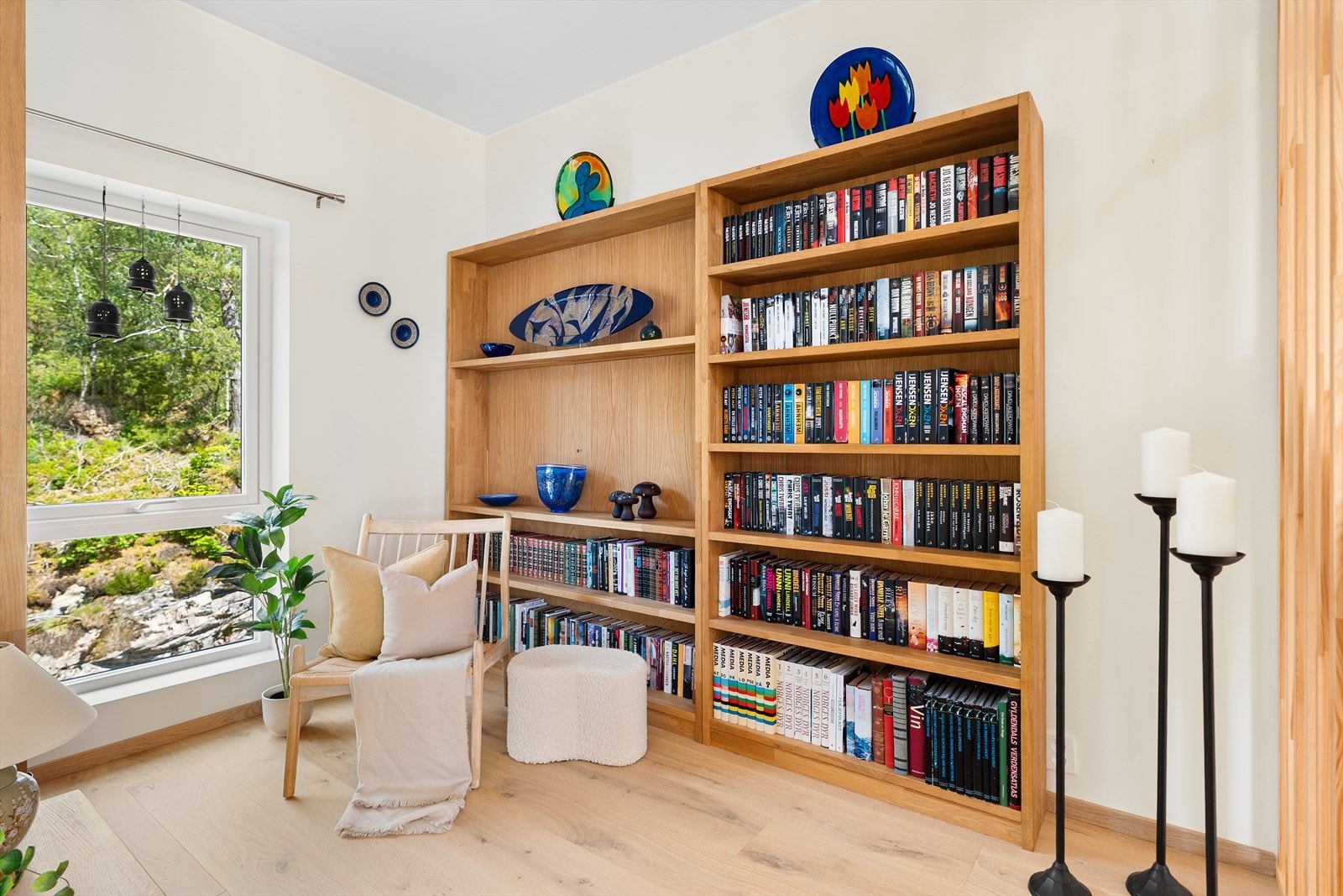 Store gode hyller som kan medfølge mot tillegg. Galleribilde