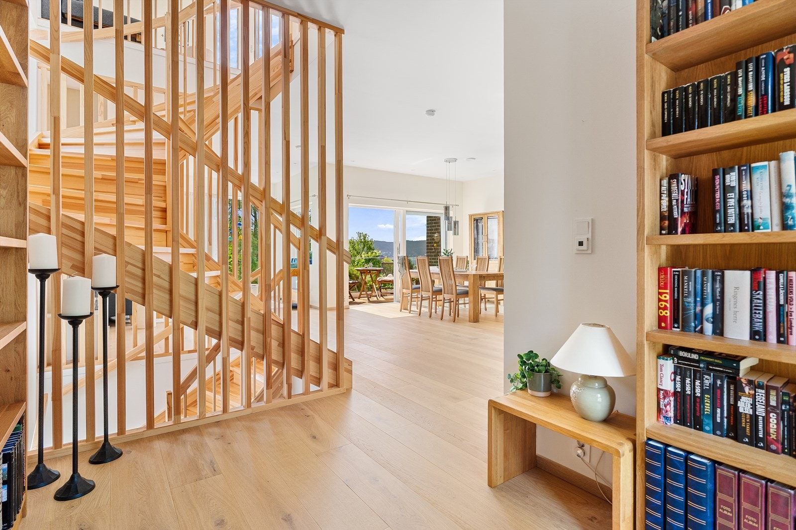 Romslig stue/kjøkken i 2 etg. med lesekrok. Galleribilde