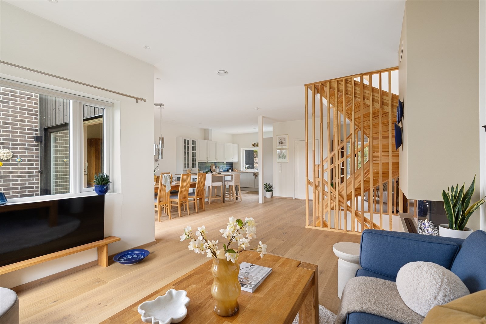 Stuen har en åpen løsning med kjøkken og spisestue. Galleribilde