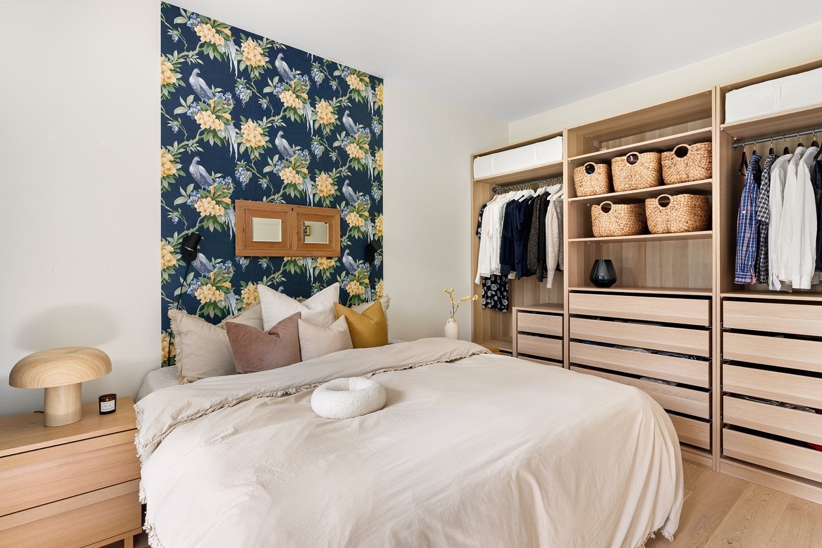 Det er montert flott garderobe med godt meg skuffer og heng. Galleribilde