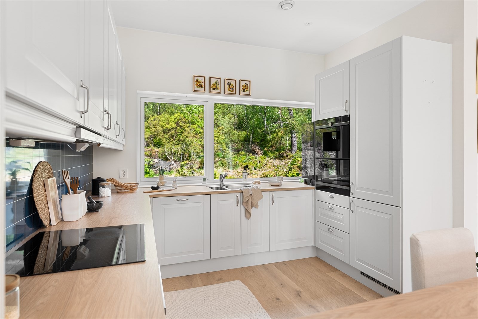 Lyst og trivelig kjøkken som gir god oversikt over spisestue og gjester. Godt med lysinnslipp også her. Integret kaffemaskin. Galleribilde