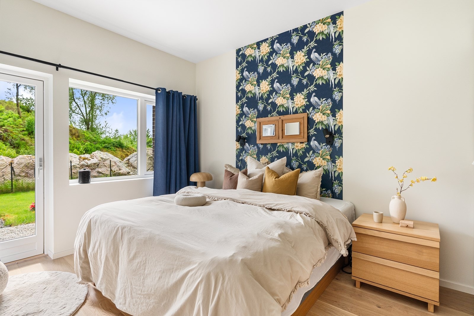 Soverom 3. Brukt som hovedsoverom. Her er dør til uteplass/bakhage. Galleribilde