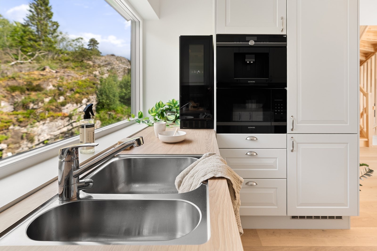 Det er ogsåintegret ovn. topp, kjøl/frys, oppvaskmaskin og vinskap. Galleribilde