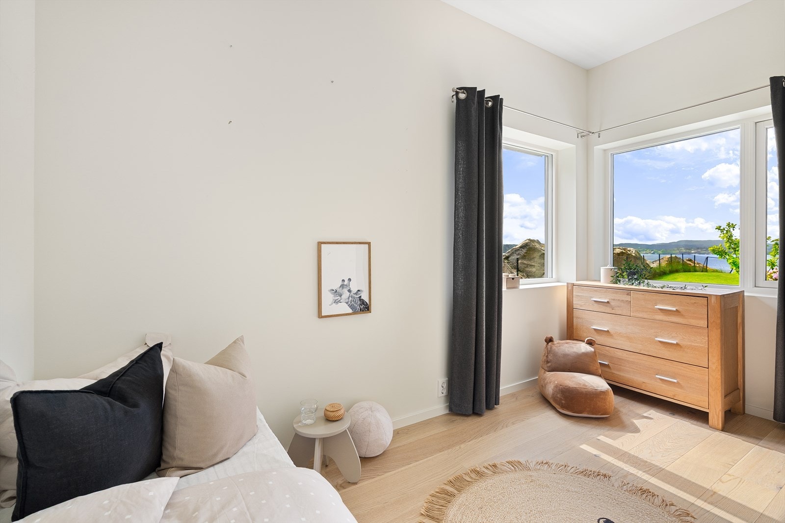 Soverom 2 er et romslig rom med gode lysforhold og utsikt. Galleribilde