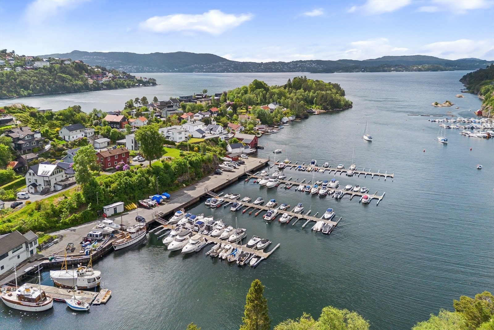 Nydelig utsikt over båtmarina og innseilingen til Bergen. Galleribilde