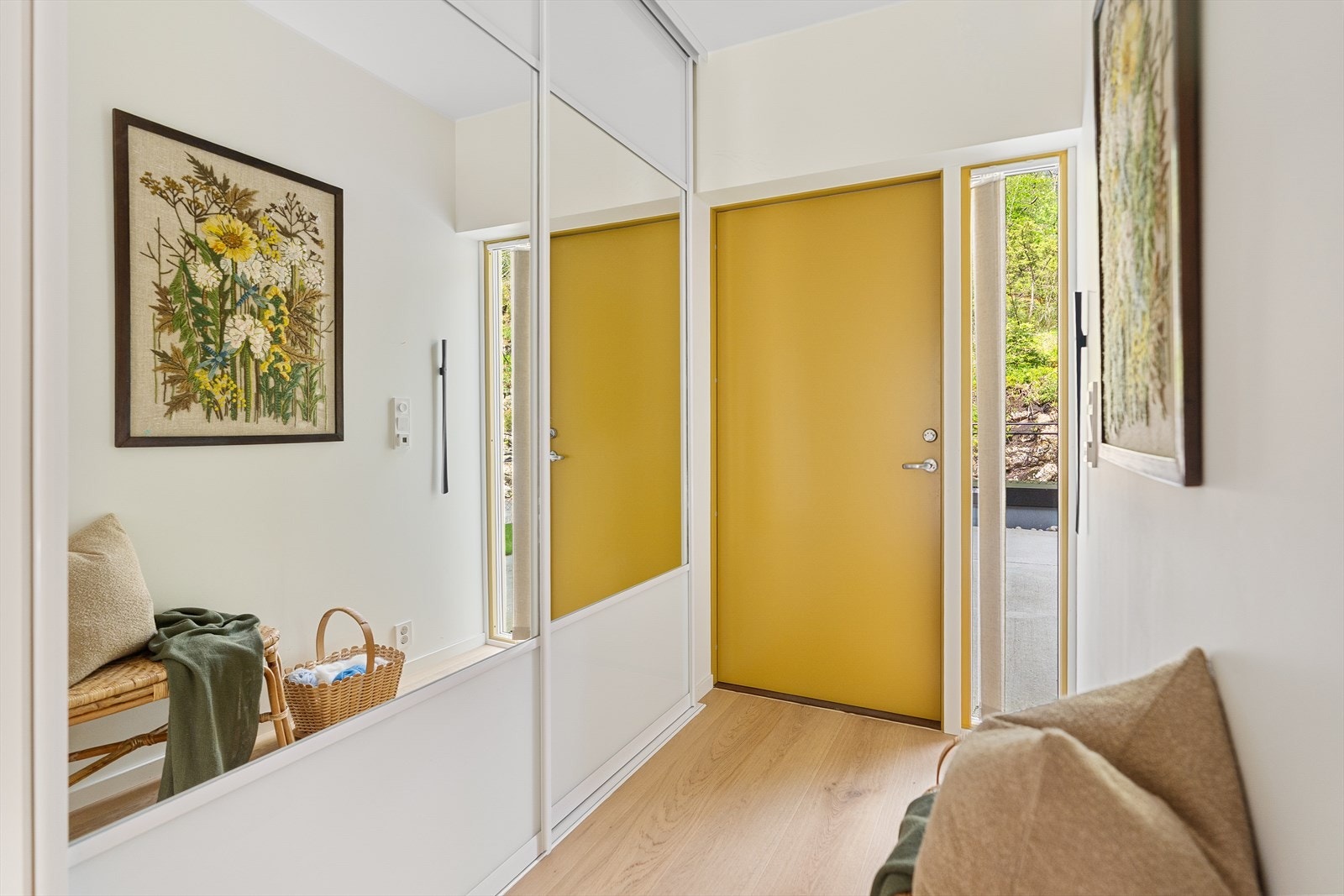 Man kommer inn i gang med god skyvedørsgarderobe. Teknisk rom/bod med egen inngang fra utsiden og dør også fra innsiden. Galleribilde