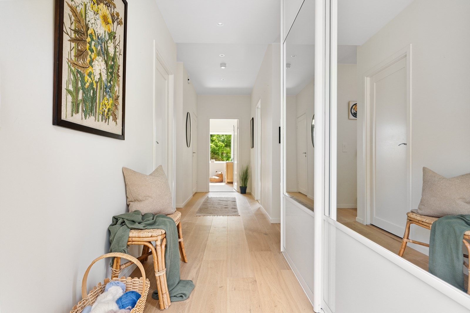 Enstavs parkett i gang, ledbelysning, rør i rør og automatsikringer. Balansert ventilasjon. Galleribilde