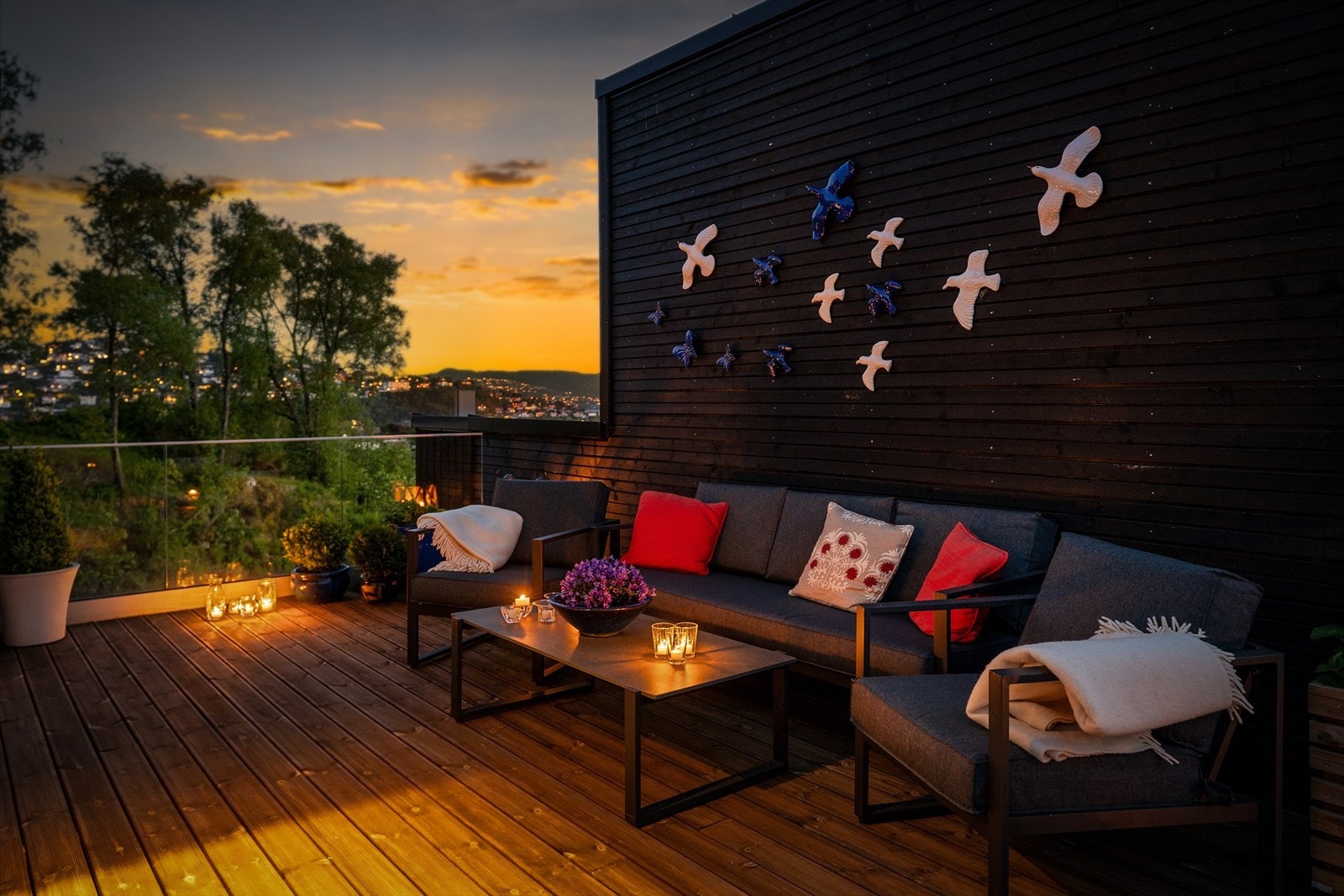 Stor og god takterrasse. Her sitter man usjenert og kan nyte fine dager og kvelder. Galleribilde