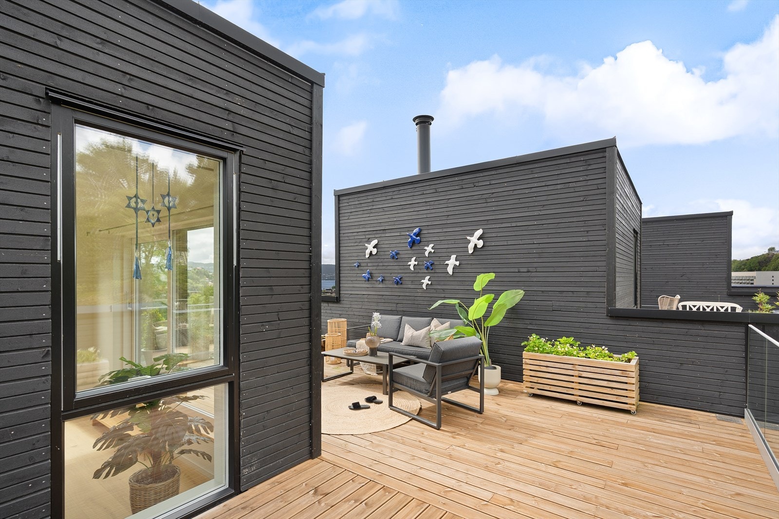 Her er god plass til møbler, grill og blomsterkasser. Her med jordbær. Galleribilde