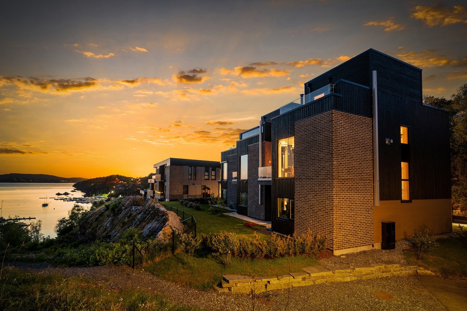 Nyere moderne funkisrekkehus med takterrasse. Meget gode sol- og utsiktsforhold. Galleribilde