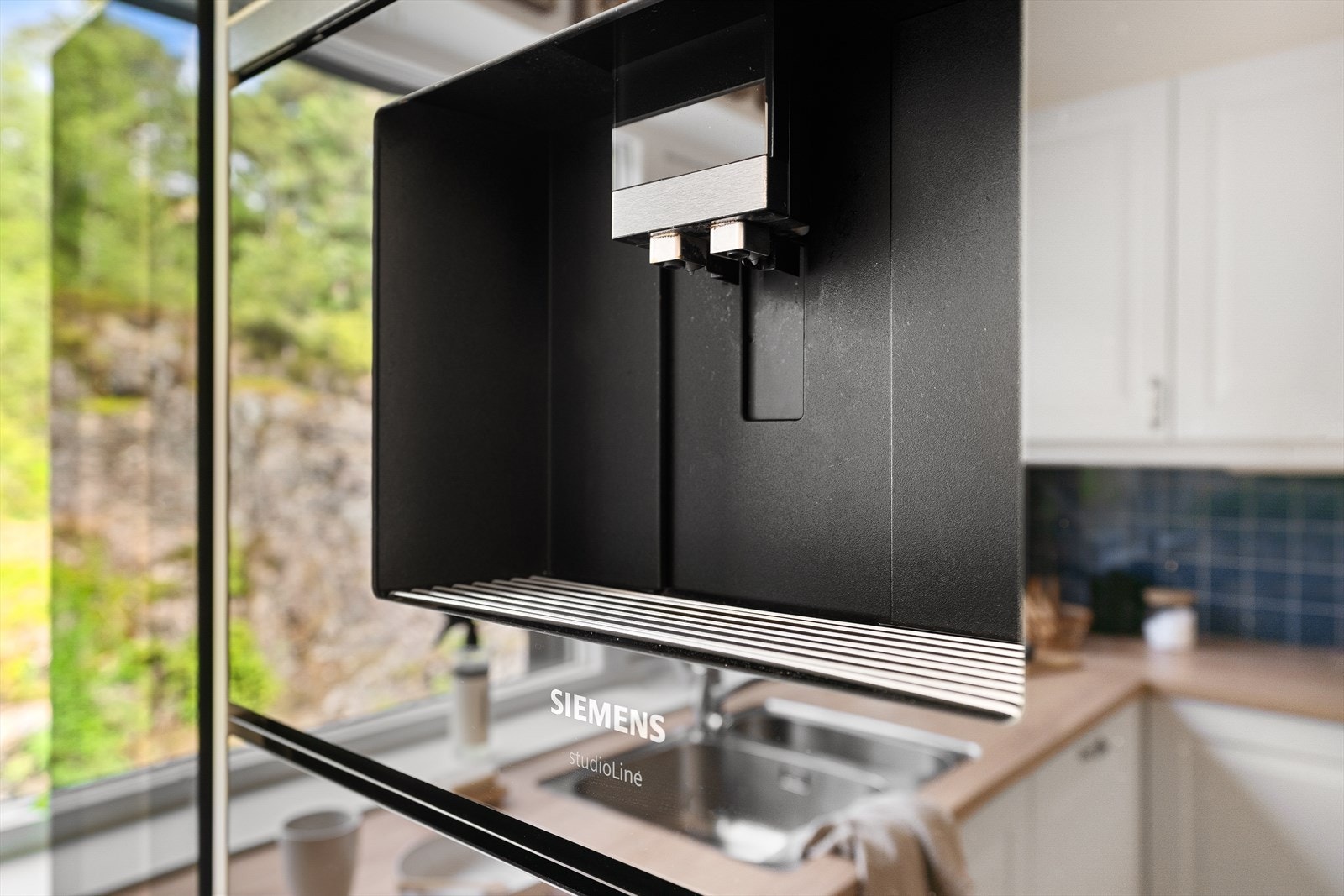 Integret kaffemaskin. Galleribilde