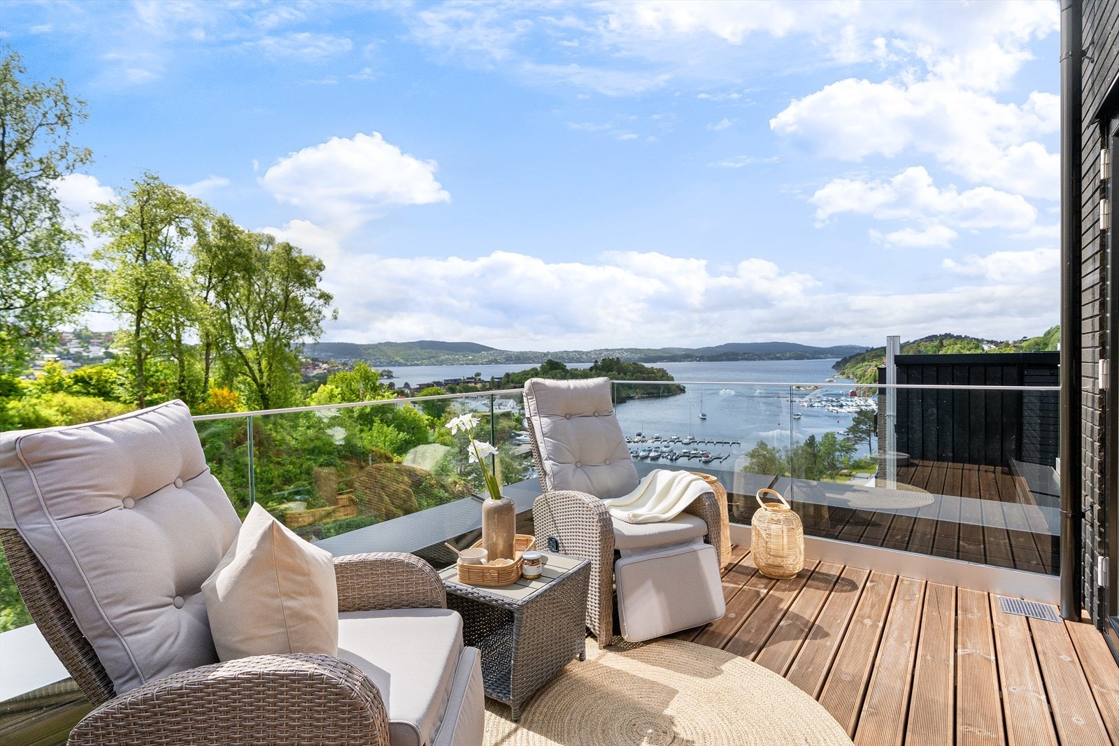 Det er også utgang til altan fra stue med nydelig sjøutsikt. Galleribilde