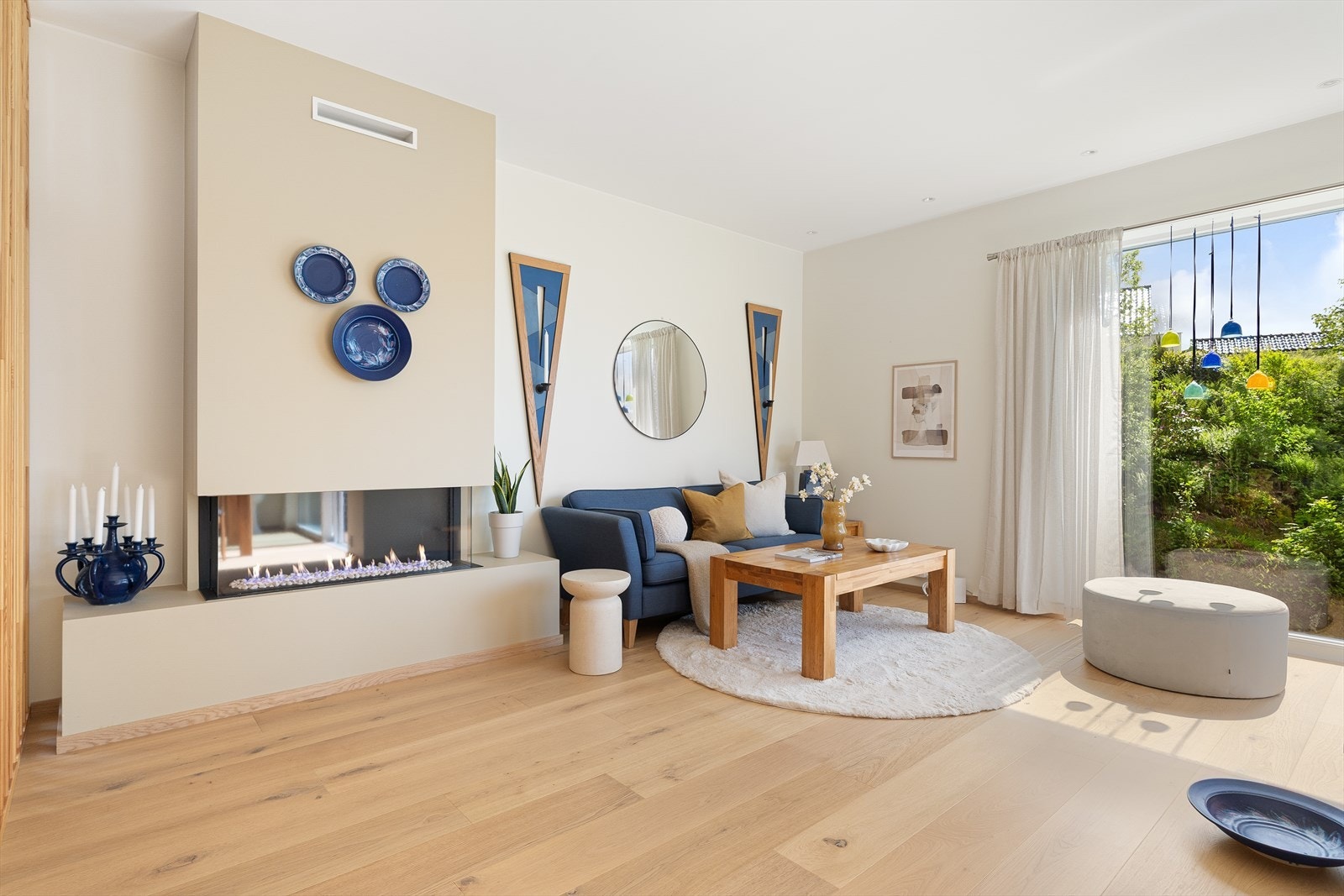 Selger har oppgradert med stor og flott gasspeis i stuen. Galleribilde