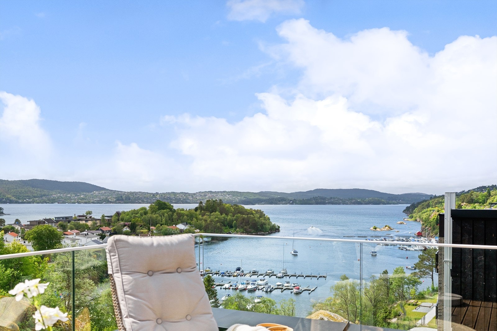 Fra takterrassen er det mye utsyn og lite innsyn. Fantastisk sjøutsikt. Galleribilde