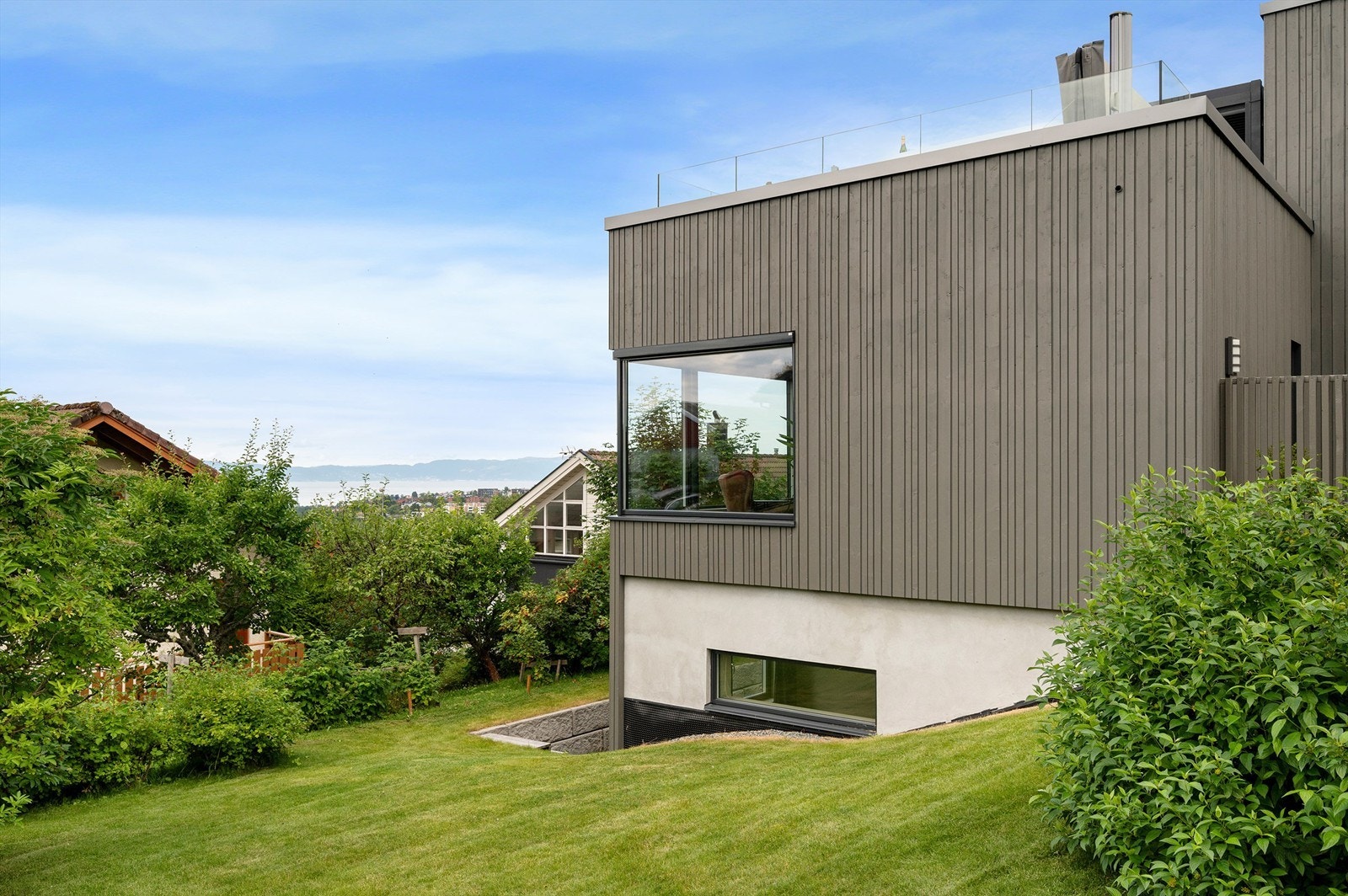 Hagen rommer både stikkelsbær og rips, og har god plass til lek og utfoldelse. Galleribilde