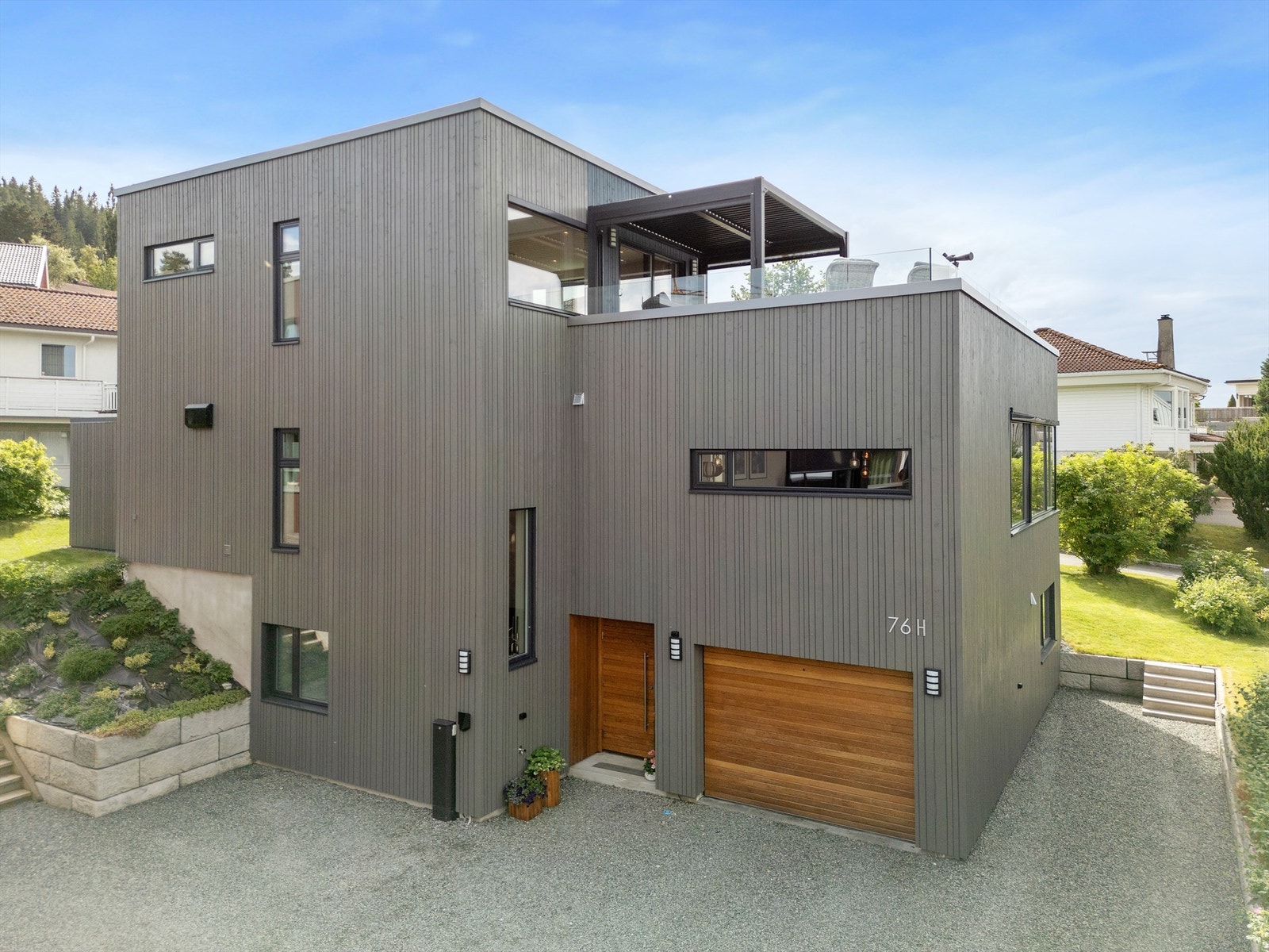 Allerede ved fasaden møter man glimt som synliggjør sans for detaljer, eksempelvis levende spill i treverket og eksklusiv eik på dør/port. Galleribilde