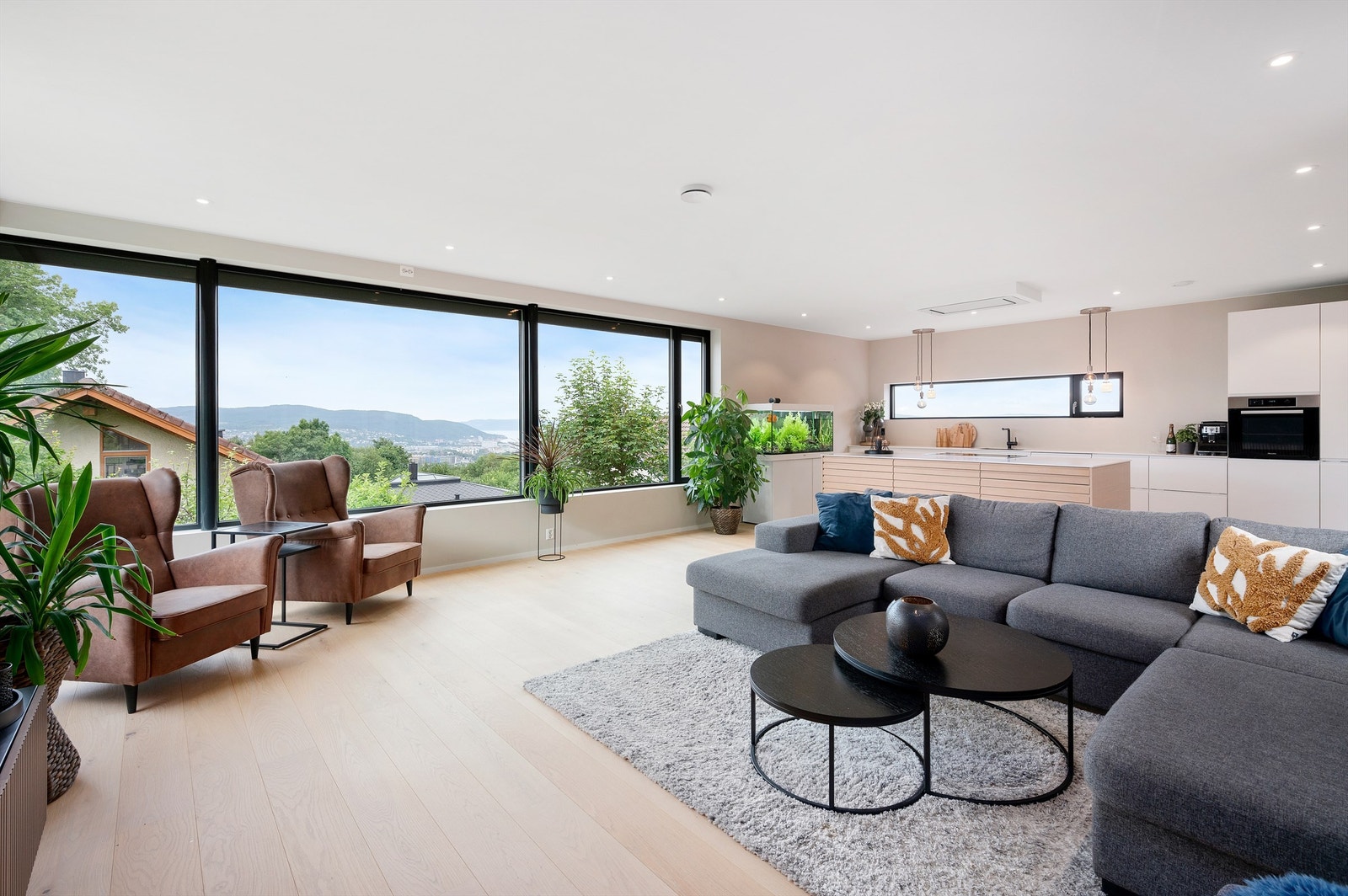 Den vakre, vidstrakte utsikten kommer inn på stuegulvet sammen med lyset. Galleribilde