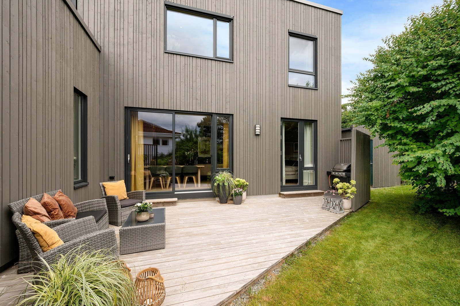 Terrassen måler 23 kvm, og er pent innrammet av hage og trær mot det rolige, fredelige nabolaget. Galleribilde