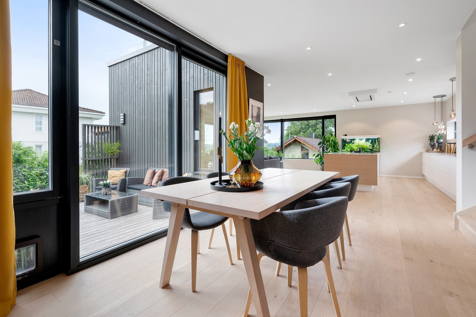 Spisestue og hovedsoverom har utgang til en lun og skjermet terrasse på sørøstsiden av huset. Galleribilde