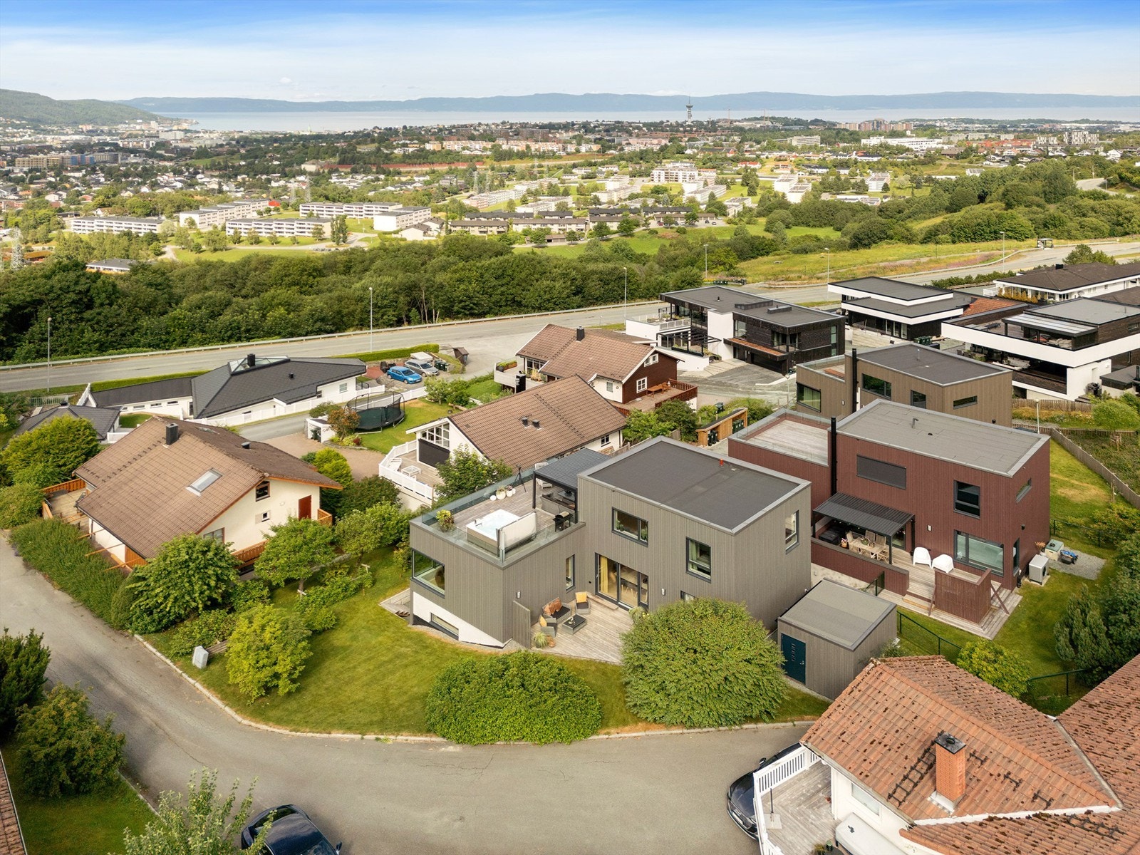 Boligen ligger ca. 5 kilometer sørøst for Trondheim sentrum. Galleribilde